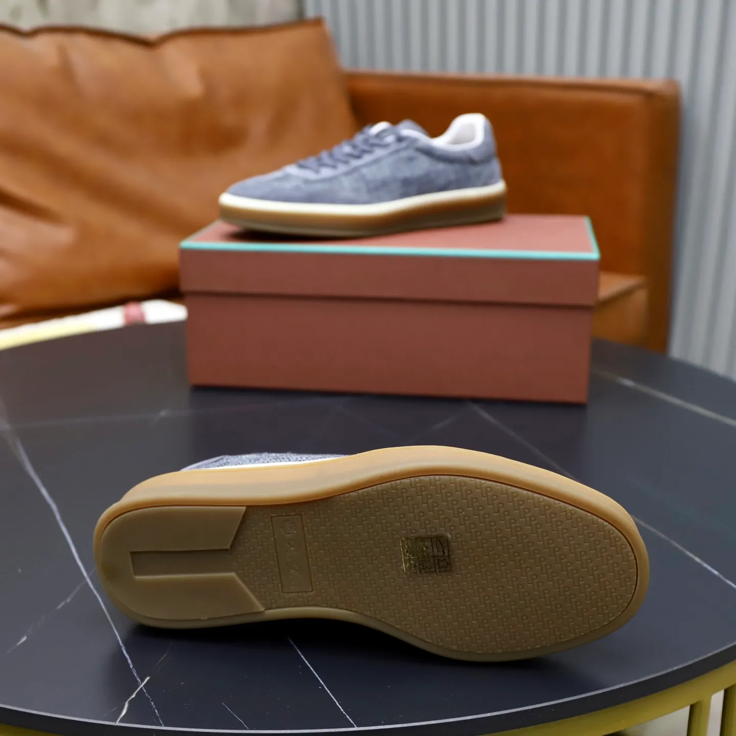 Ex-factory price: 540💰Loro Riana men’s moral training sneakers! Made from high-quality materials and designed in a low-cut silhouette, it offers an elegant and stylish look that's suitable for year-round wear. The unique double-layer sole aesthetic design, caramel cup-shaped outsole is decorated with off-white rubber trim, creating an attractive color combination. Pair with tailored pieces or jeans for a sophisticated yet casual look. The heel is decorated with soft cow leather tongue with Kummel color inserts and cotton laces with embossed LP logo. Upper: cow split suede stitching knitted fabric. Lining: original thickened soft sheepskin. Size: 38-39-40-41-42-43-44 (customized in 45.46)